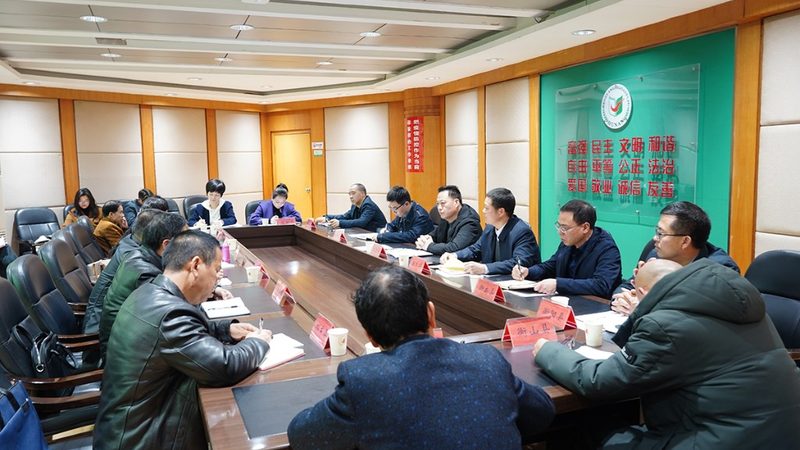 小标题：心理咨询师职业背景及培训教材的重要性